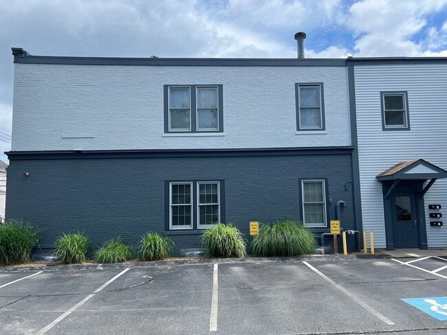 Building Photo - 1269 Main St