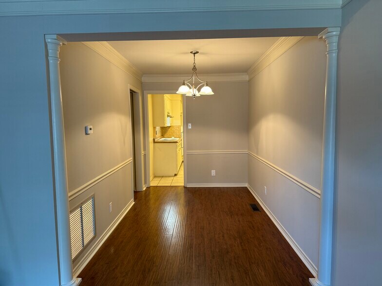 Building Photo - 511 Chickadee Dr