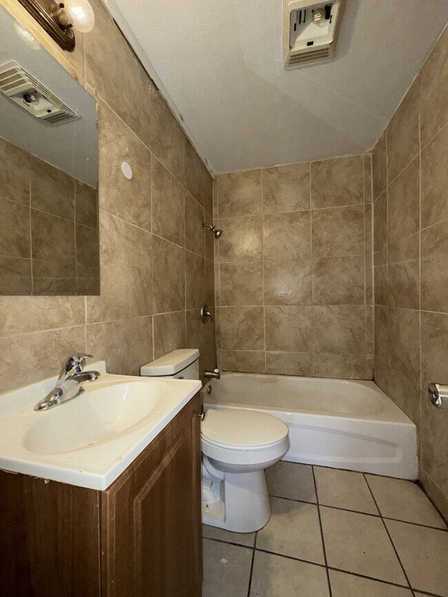 Building Photo - 2704 Shannon St