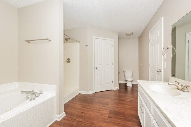 Building Photo - 1924 Pennington Dr