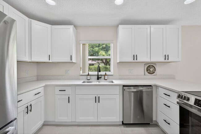 Building Photo - 1135 Staghorn St