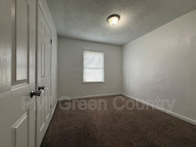 Building Photo - 5926 N Frankfort Ave