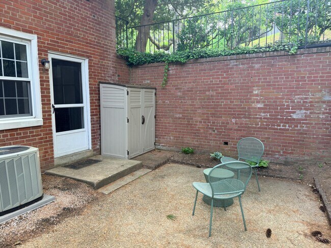 Building Photo - 2733 S Buchanan St