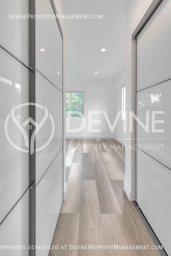 Building Photo - 3026 Greenfield Ave