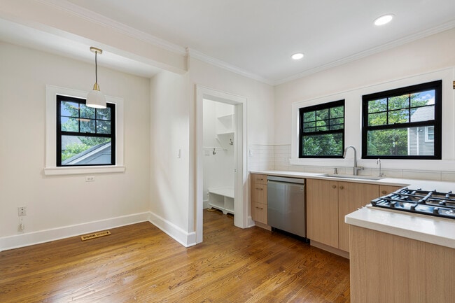 Building Photo - 727 Pelhamdale Ave