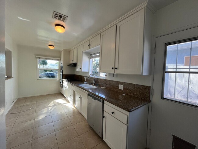 Building Photo - Sherman Oaks 3+2 w/appliances, family room, central air + more! (13627 Huston)