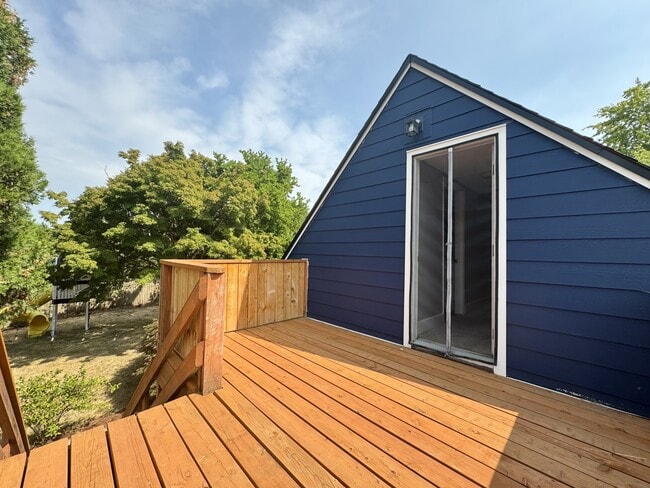 Building Photo - 6543 SE Borwick St