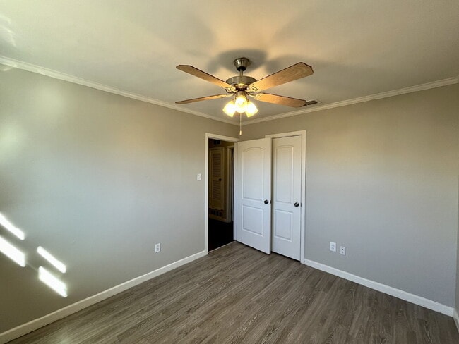 Building Photo - Cute 2/1 Duplex in Great Location!
