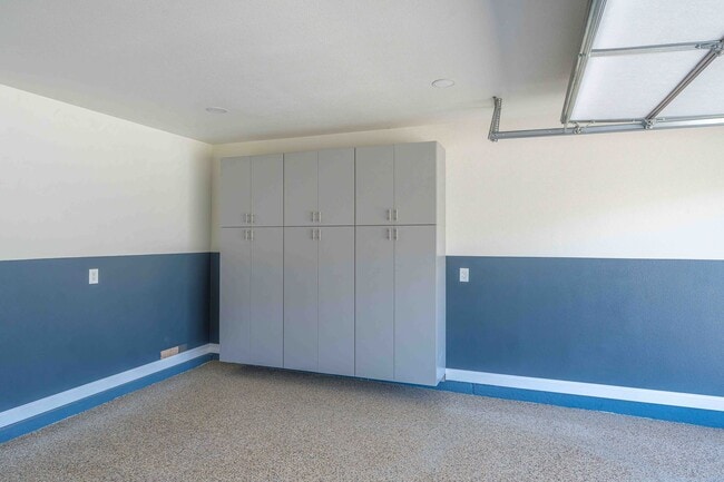 Building Photo - 10419 Hayford St