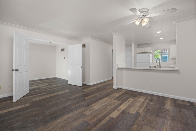 Building Photo - 7505 Charmant Dr