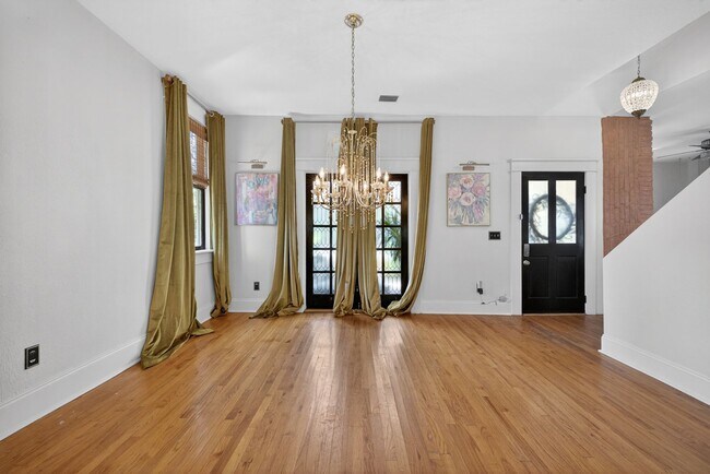 Building Photo - Stunning 4-bedroom home in Tampa! (Bonus room)