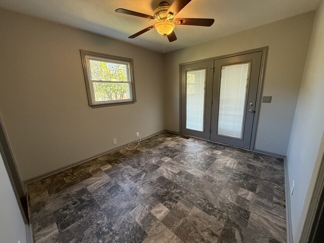 Building Photo - 602 Mitchell Dr