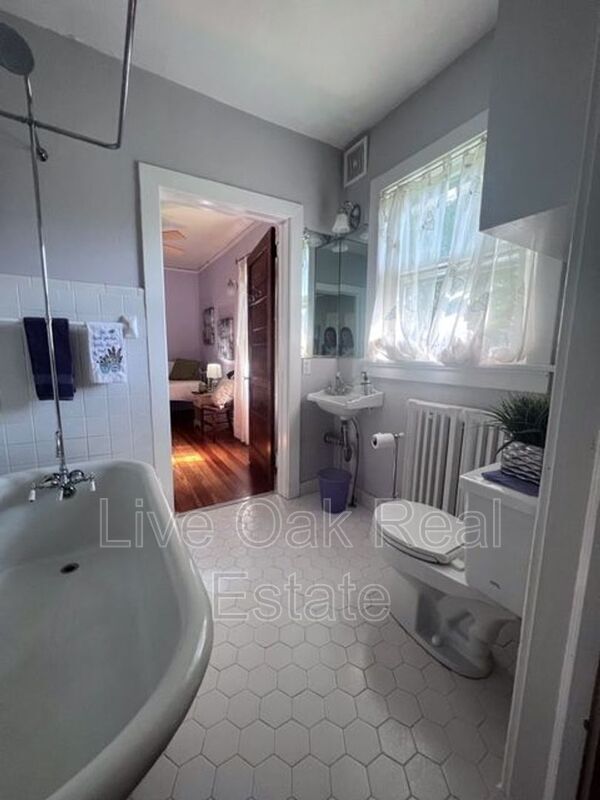 Building Photo - 774 W 51st St