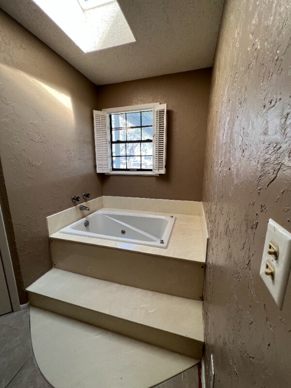 Building Photo - 908 Sycamore Dr