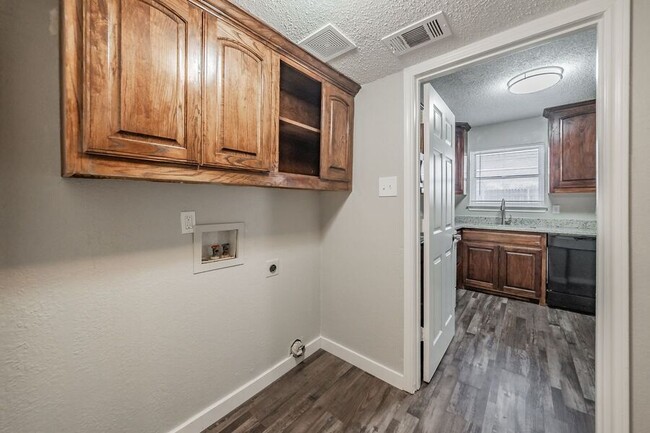 Building Photo - SPACIOUS UPDATED TOWNHOME - 1440SF