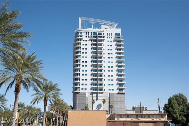 Building Photo - Absolute beauty in the heart of the Arts D...