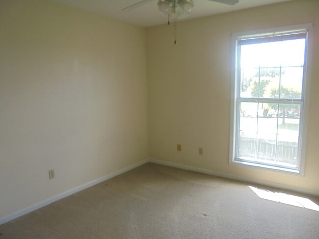 Building Photo - 100 Shara Dr