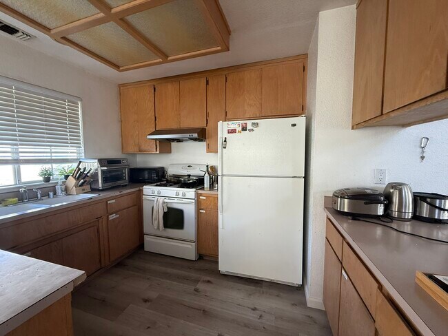 Building Photo - 2802 Sycamore Ln