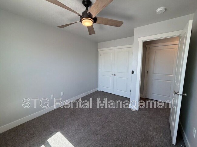 Building Photo - 644 Rosa Ln