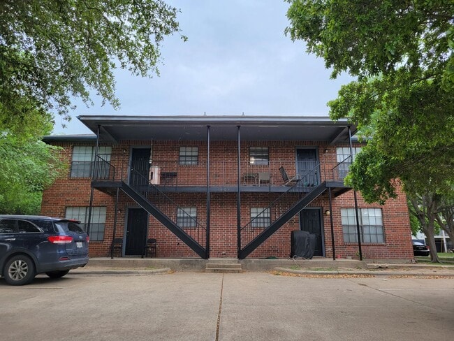 Building Photo - College Station - 3 Bedrooms / 2 baths four plex downstairs unit.