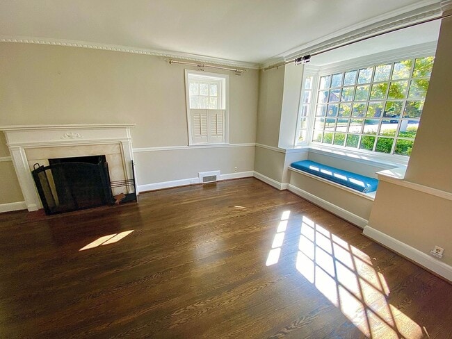 Building Photo - Stunning 4 Bed/3.5 Bath Historic Home - Be...