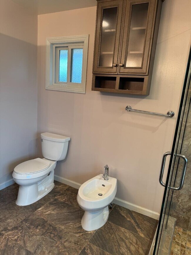 Building Photo - 1359 Country Club Dr