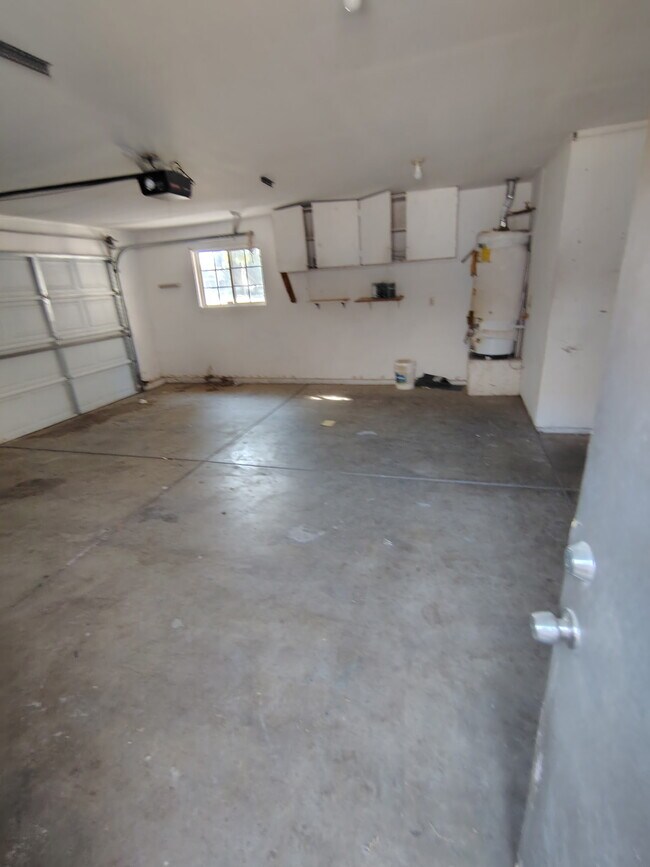 Building Photo - 4485 N Olive Ave