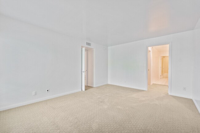 Building Photo - 11640 Woodbridge St