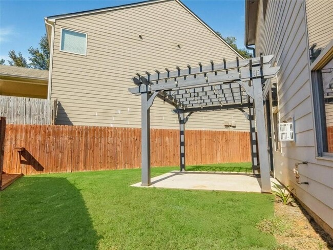 Building Photo - 204 Highland Village Ln