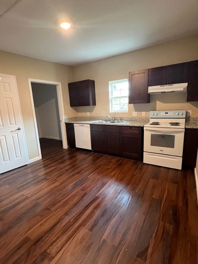 Building Photo - Move-in Ready 3/1 in Port Arthur