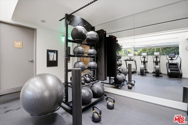 Building Photo - 2222 Ave of the Stars