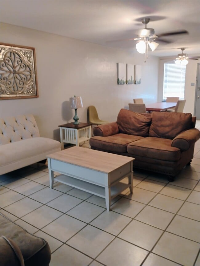 Building Photo - 710 W Cantu Rd