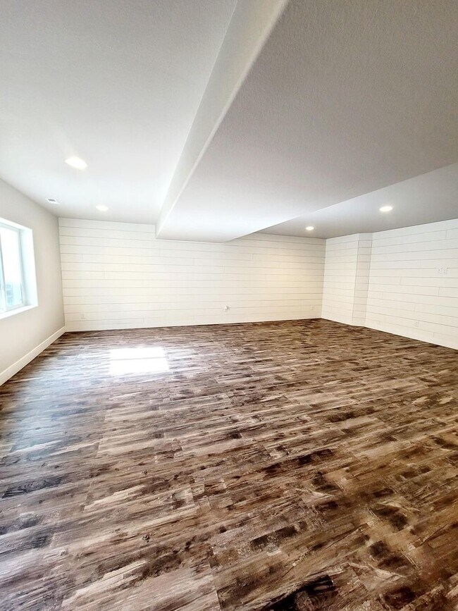 Building Photo - 7376 Peachleaf Dr