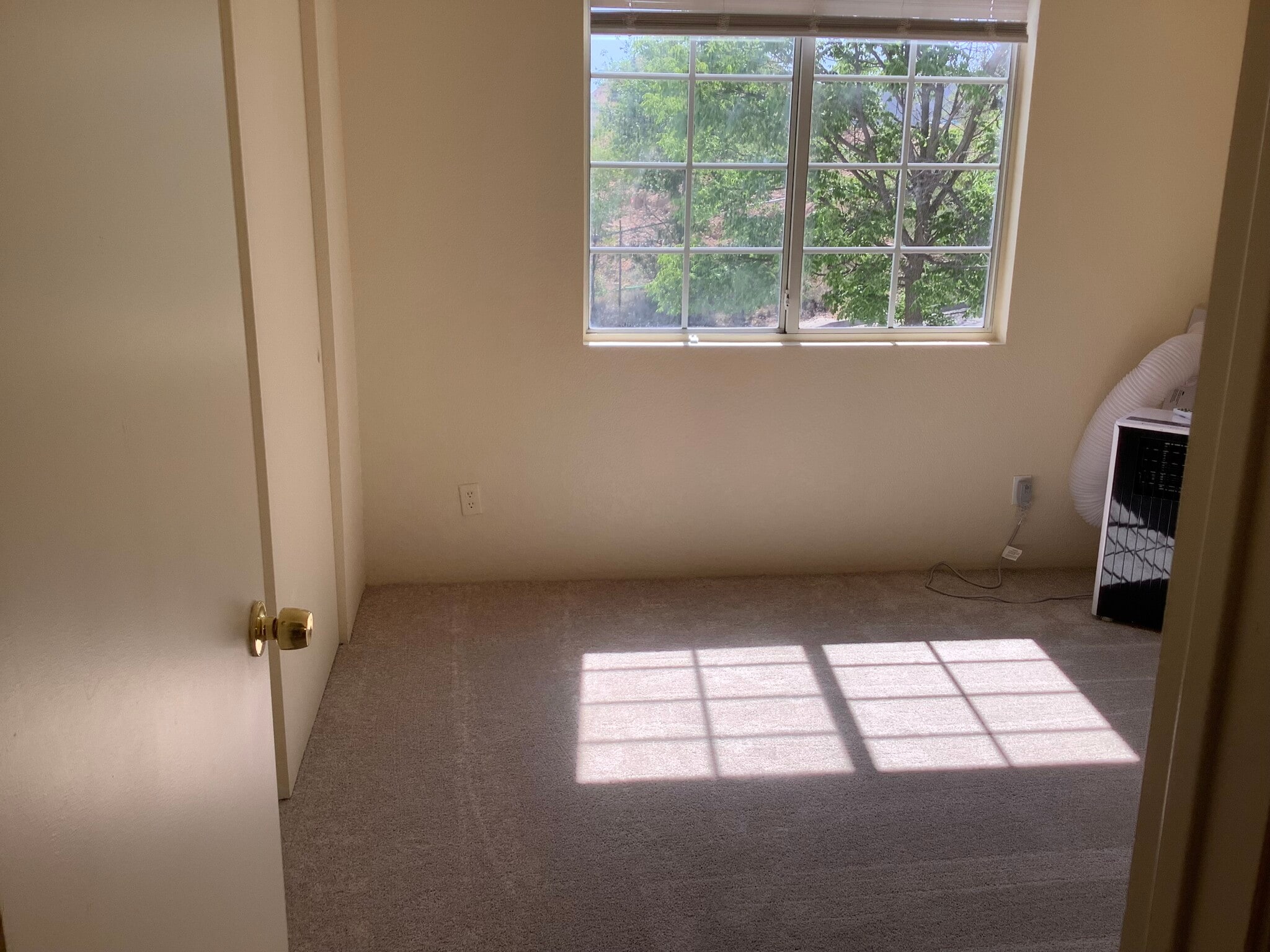 Building Photo - 604 N Bagby Dr