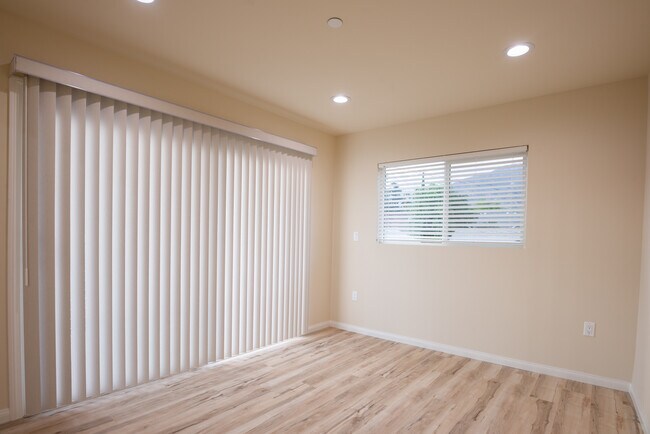 Building Photo - 1637 N Allen Ave