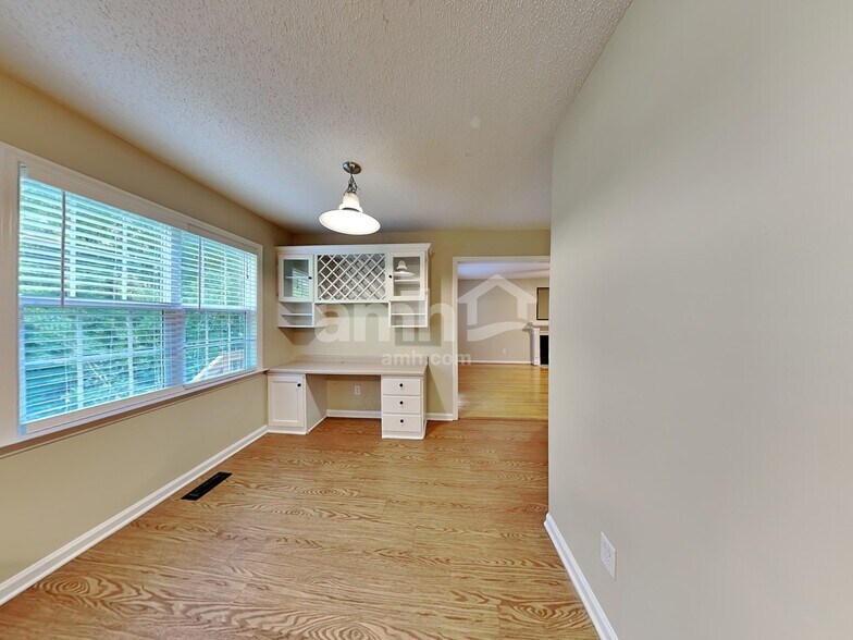 Building Photo - 104 Trailing Oak Trl