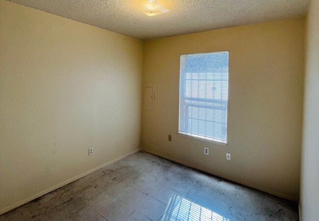 Building Photo - 2 Bedroom 1 Bath Duplex in Fort Worth