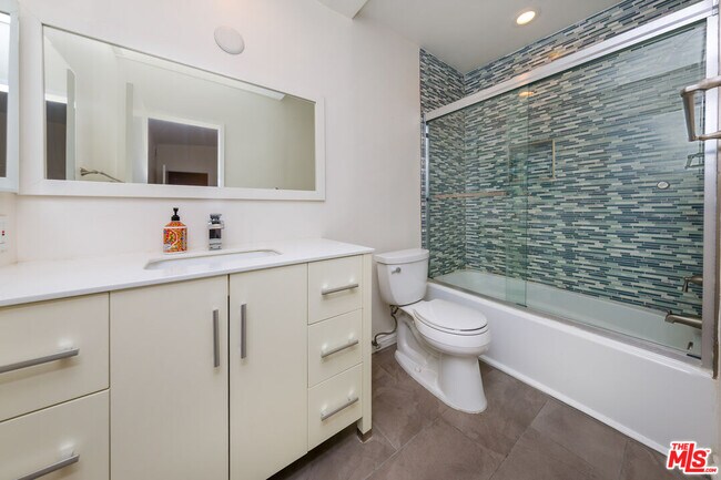 Building Photo - 5848 Hazeltine Ave