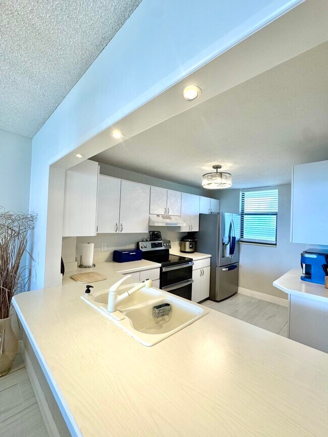 Building Photo - 9940 S Ocean Dr