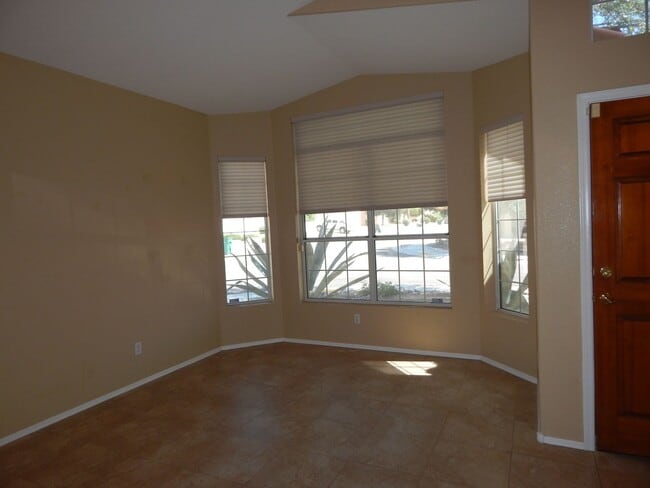 Building Photo - 3 Bedrooms 2 Bathrooms close to Sabino Canyon