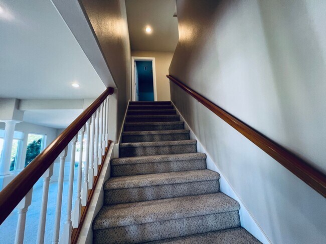 Building Photo - Beautiful 4 bedroom, 3 bath Mount Vernon Home