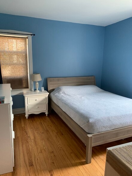 bedroom 1 - 5351 W Berteau Ave