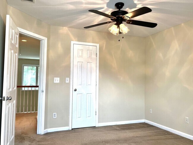 Building Photo - Large 4 Bedroom 2.5 Bath Home