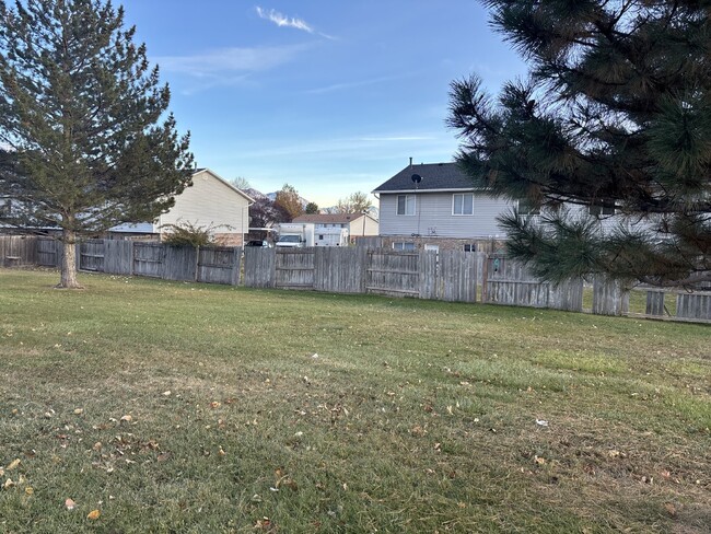 Building Photo - Spacious 3-Bedroom Townhome with Fenced Yard