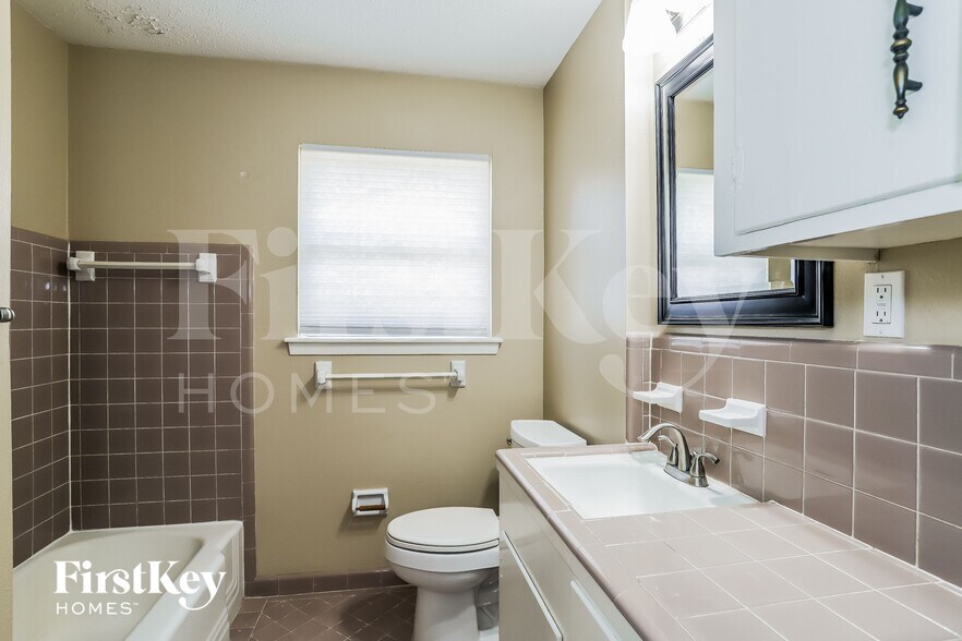 Building Photo - 813 Luella Ave