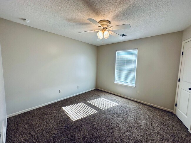 Building Photo - {20067} Custom Built Home in Woodland Mano...