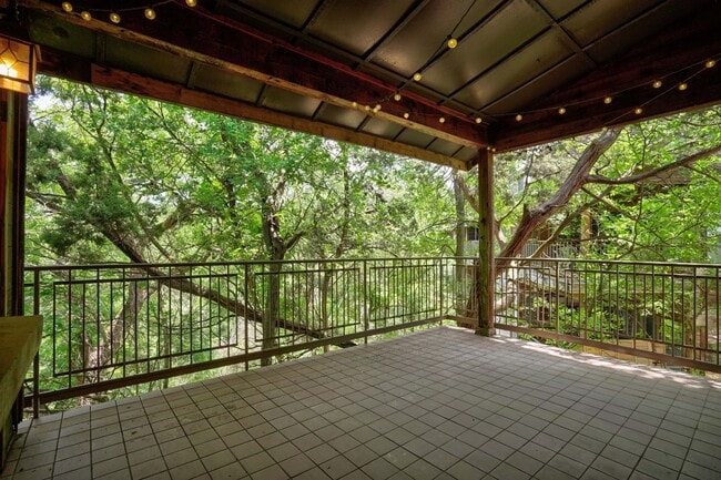 Building Photo - Beautiful 2 Bed / 2 Bath Home with Balcony in Austin