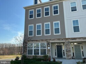 Building Photo - Great rental in Embrey Mill!