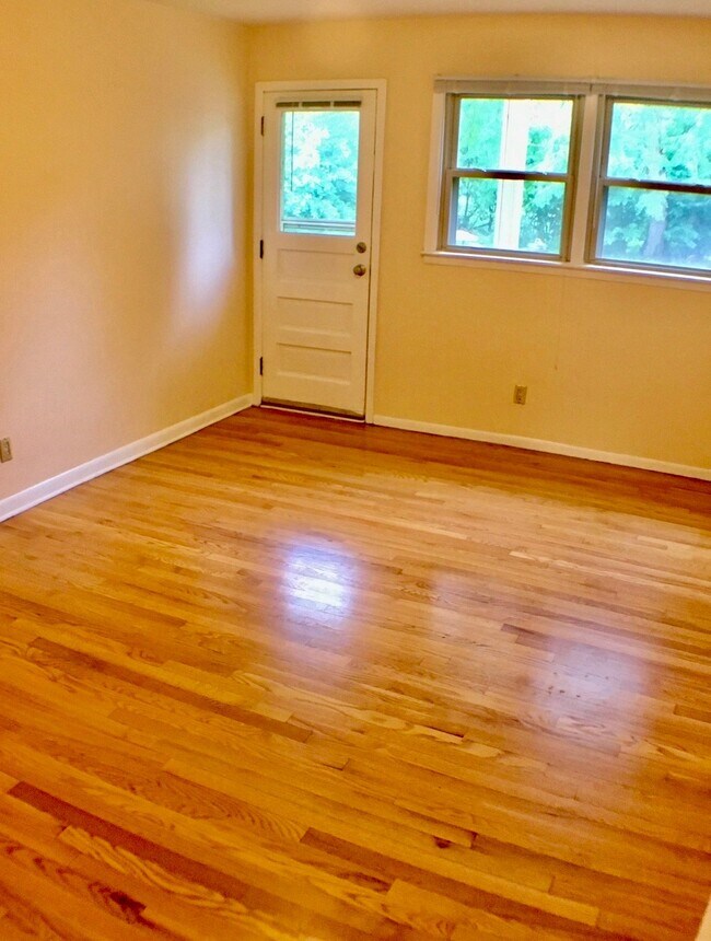 Building Photo - 422 Rushmore Ln
