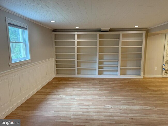 Building Photo - 10909 Clara Barton Ct